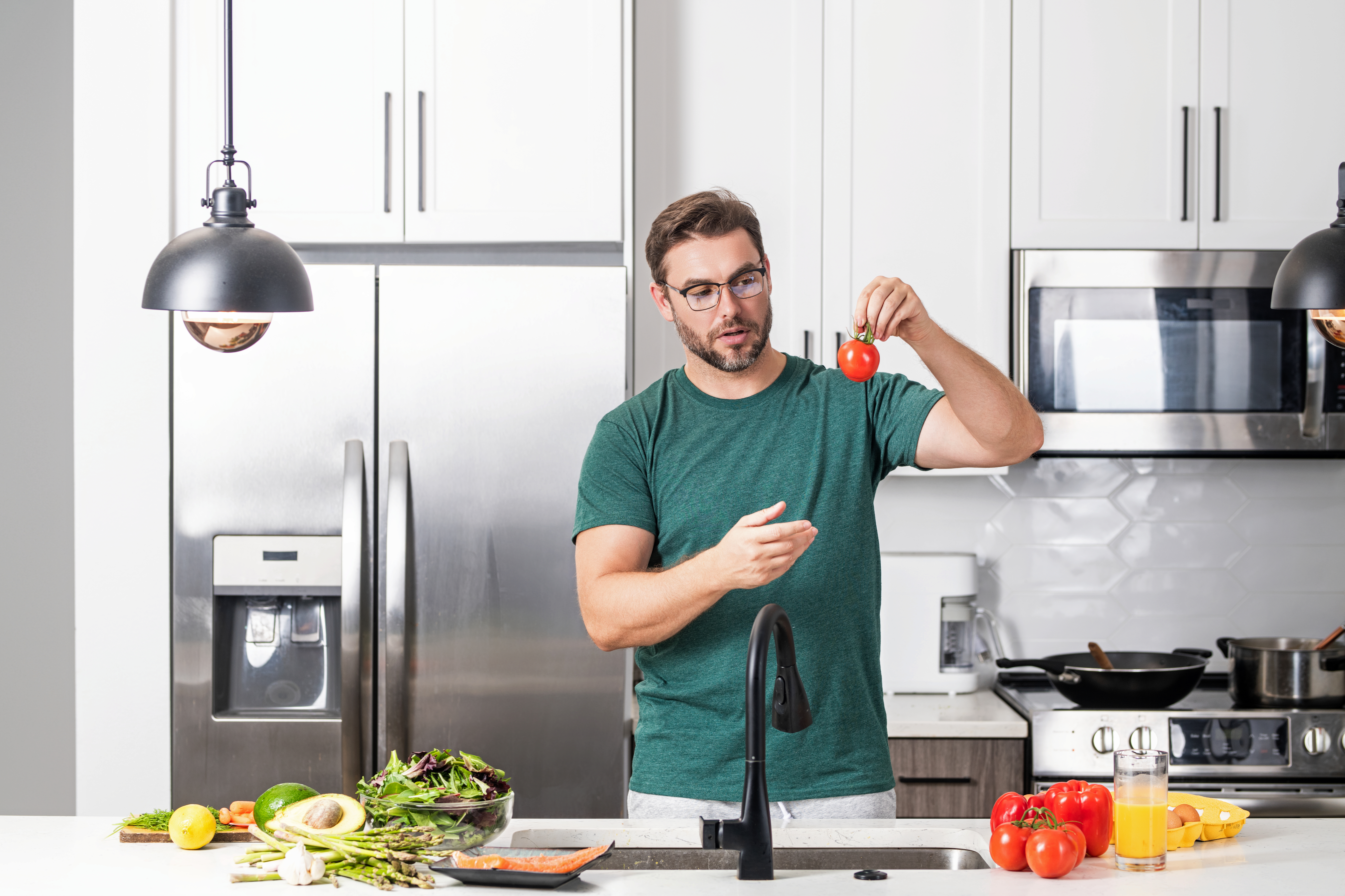 Persona preparando verduras en una cocina cotidiana